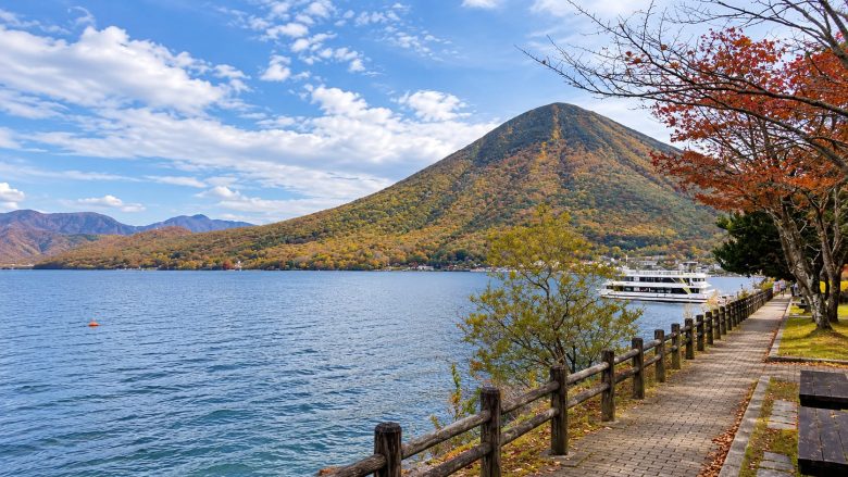 男体山と中禅寺湖 イメージ